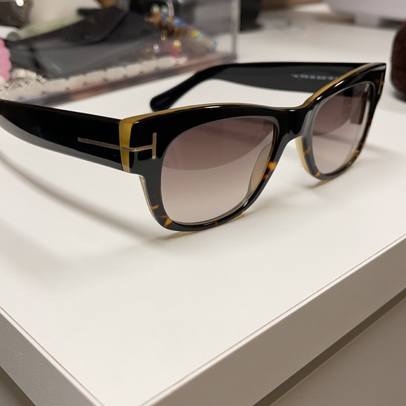 Barely used Tom Ford sunglasses. main image 4